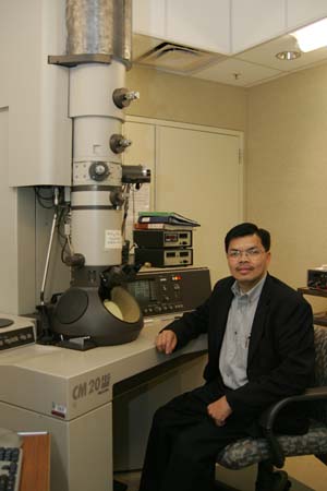 Lloyd Tran at the Scanning Electron Microscope